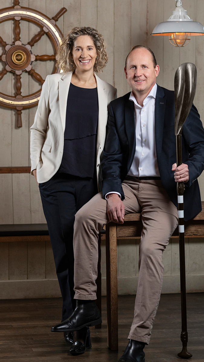 Michèle Etienne und Michael Elsaesser freuen sich über das Geschäftsergebnis 2023 der Bernerland Bank.