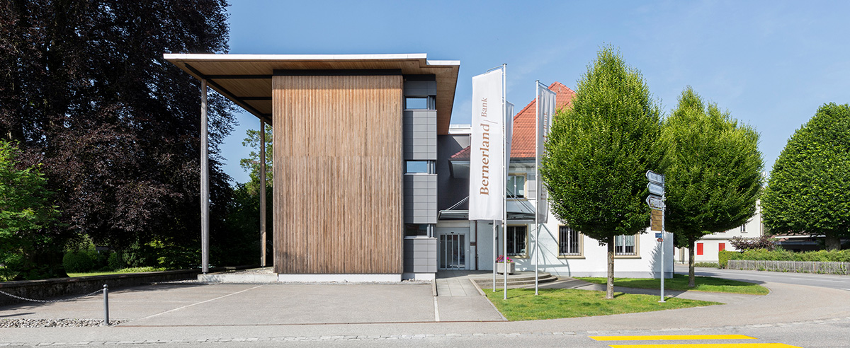 Die Bernerland Bank ist mit neun Filialen im Emmental und Oberaargau vertreten. An weiteren sechs Standorten betreibt sie Bancomate. Der Hauptsitz der Bernerland Bank befindet sich in Sumiswald. 