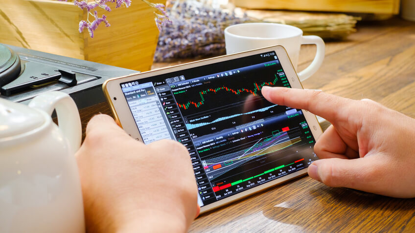 Büroarbeit ohne Computer, Wohnungssuche ohne Internet, kurzfristige Verabredungen ohne Smartphone. Oder Bankgeschäfte ohne Mobile Banking App der Bernerland Bank – können Sie sich das heute noch verstellen? Die digitale Revolution verändert unseren Alltag und das Berufsleben grundsätzlich und wird es auch in Zukunft tun. Wie wir verfolgt auch unser Partner, die Zähringer Privatbank, diesen Wandel und lotet Chancen und Gefahren für das Anlagegeschäft aus. Der aktuelle Zähringer Brief geht darauf ein.