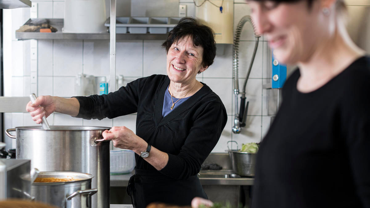 Doris Grossen-Dubach vom Bären Ranflüh und der Küchenchef haben die Muttertagsmenüs gekocht.