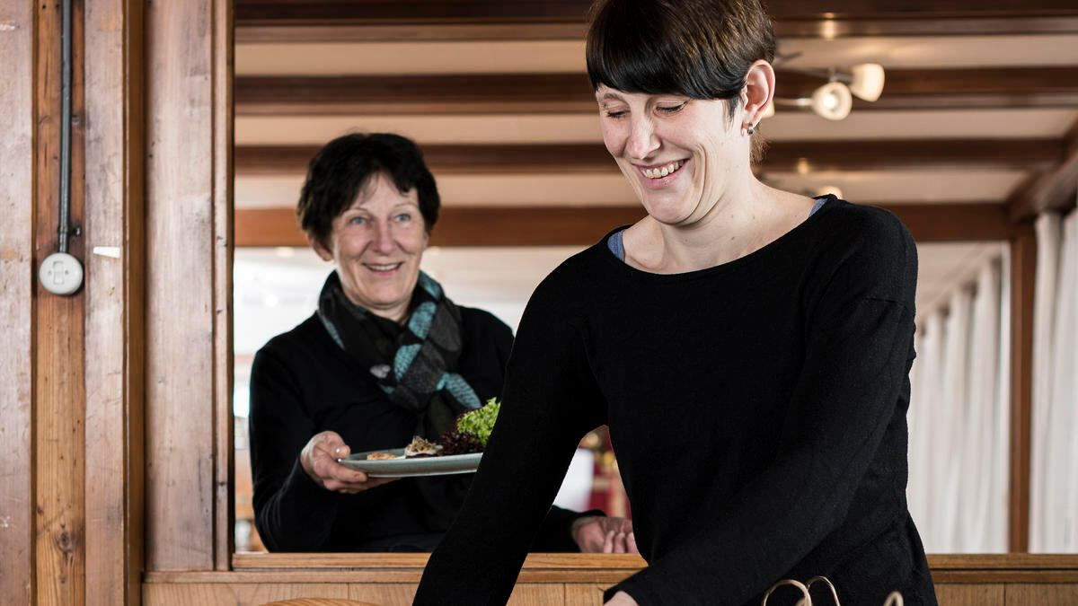 Diana König-Grossen vom Bären Ranflüh hat die Desserts, den Wein und die Blumen in Kisten bereitgestellt.