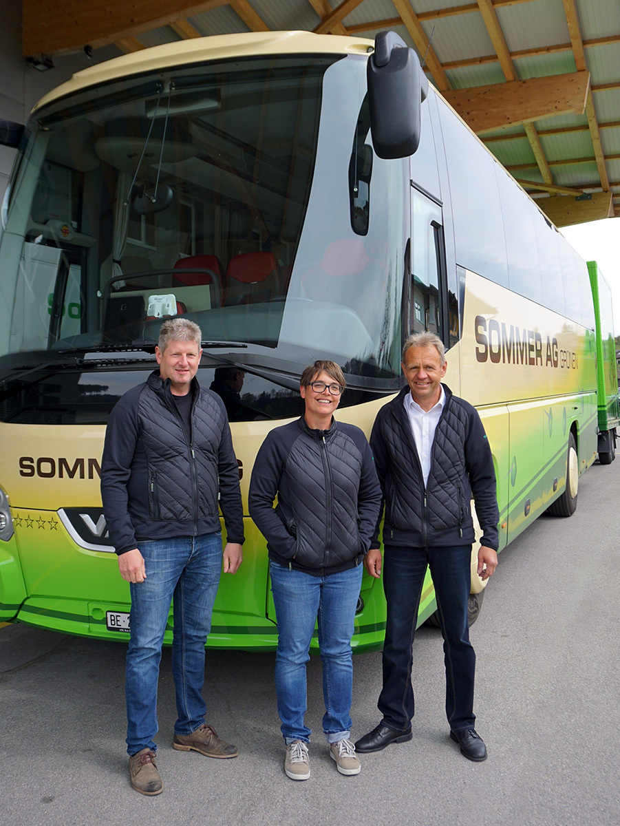 Corona hat die Sommer AG hart getroffen. Geschäftsführer Bernhard Stucki, Büroleiterin Ursula Kläsi und Carchauffeur René Reber bleiben dennoch zuversichtlich.