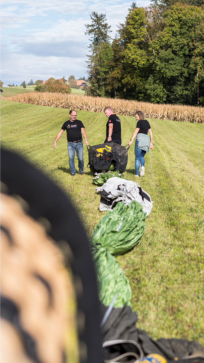 Alle helfen, die Ballonhülle auszubreiten.