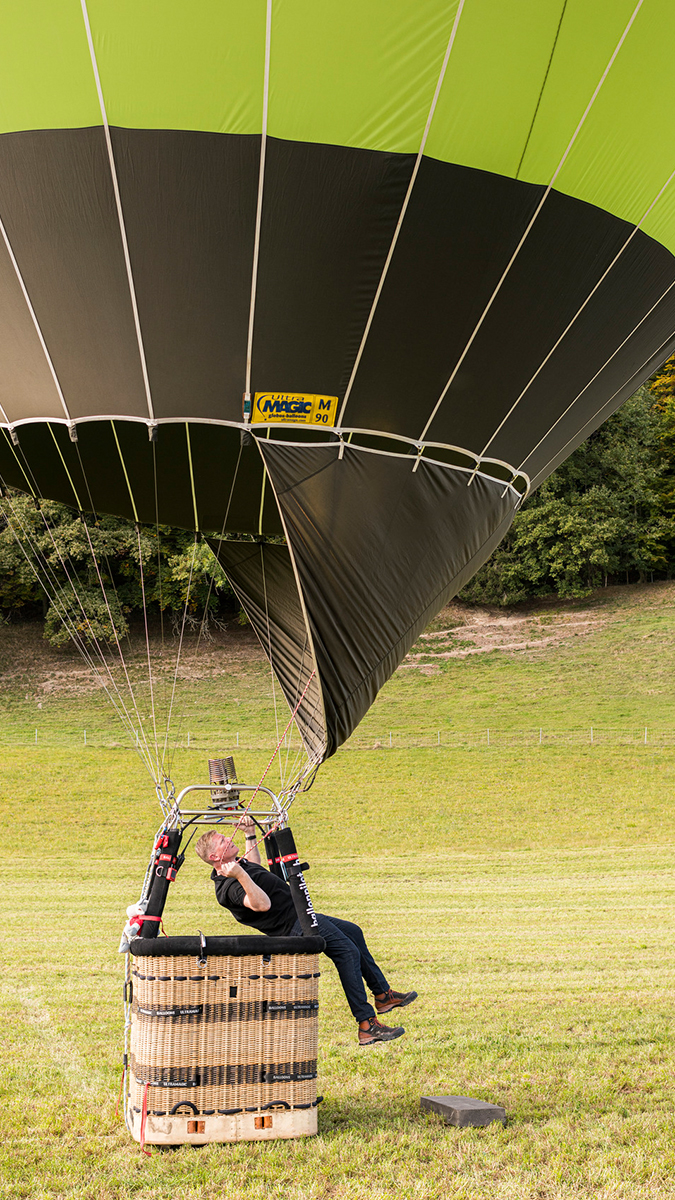 Roland Friedli richtet den Ballon auf.