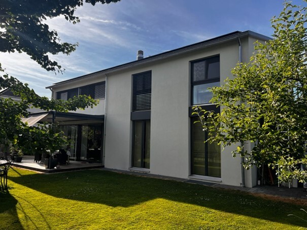 Modernes 6-Zimmer-Einfamilienhaus in der Eichholzmatte in Hasle b. Burgdorf. Baujahr 2009, 920 m² Grundstück, PV-Anlage, Cheminée, 2 Bäder, Holzterrasse mit Pergola. Grosser Keller mit Wasch-, Bastel- und Weinlagerraum. Ruhige, kinderfreundliche Lage. Bezug ab ca. Herbst 2026.

Interesse? Melden Sie sich bei Jürg Marti, 034 432 38 47.