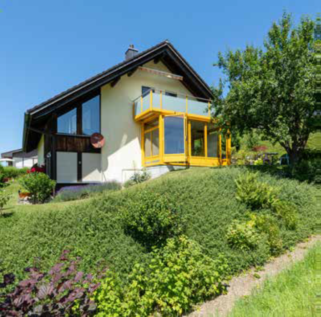 Zu verkaufen an sehr sonniger und ruhiger Wohnlage, freistehendes 5.5 Zimmer Einfamilienhaus mit 2-Zimmer Einliegerwohnung im familienfreundlichen Wohnquartier.

Küche, Essbereich, Wohnzimmer mit, Badezimmer und 3 abgeschlossene Zimmer. Einliegerwohnung mit Küche, Badezimmer und 2 Zimmern. Zusätzlich Wintergarten. Balkon nach Süden und gepflegter Garten mit Biotop. 1 gedeckter und 3 ungedeckte Parkplätze. Der Bahnhof Konolfingen ist mit dem Velo in 6 Minuten zu erreichen. 

Adresse: Kohlerhubelweg 14, 3504 Niederhünigen
Parzellengrösse: 727 m2
Baujahr: 1981
Verkaufsrichtpreis: CHF 980\'000

Interesse? Melden Sie sich bei Roman Grossen.