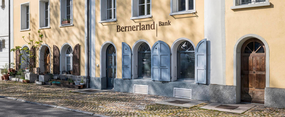 Die Bernerland Bank ist mit neun Filialen im Emmental und Oberaargau vertreten. An weiteren sechs Standorten betreibt sie Bancomate. Der Hauptsitz der Bernerland Bank befindet sich in Sumiswald. 