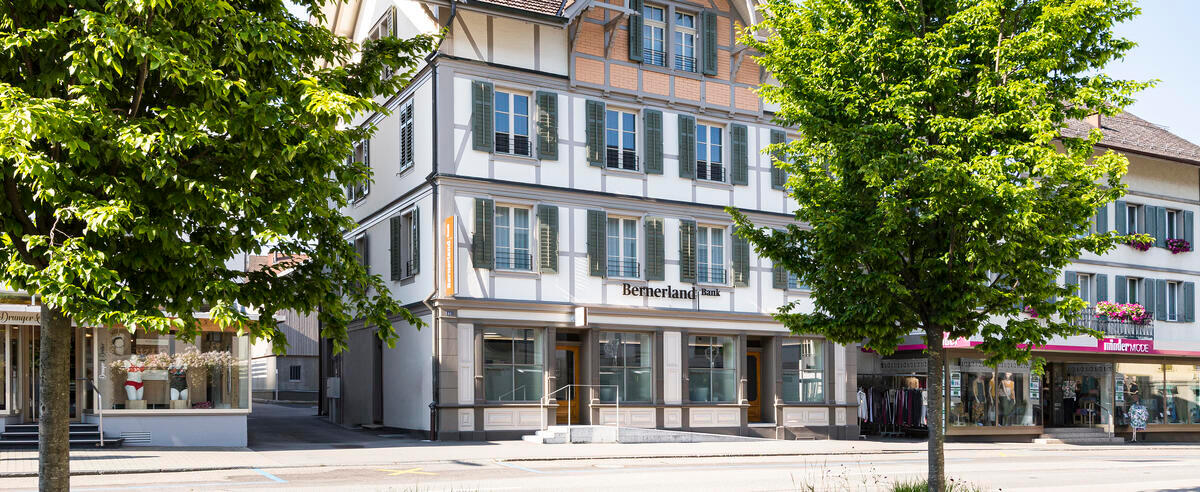 Die Bernerland Bank ist mit neun Filialen im Emmental und Oberaargau vertreten. An weiteren sechs Standorten betreibt sie Bancomate. Der Hauptsitz der Bernerland Bank befindet sich in Sumiswald. 