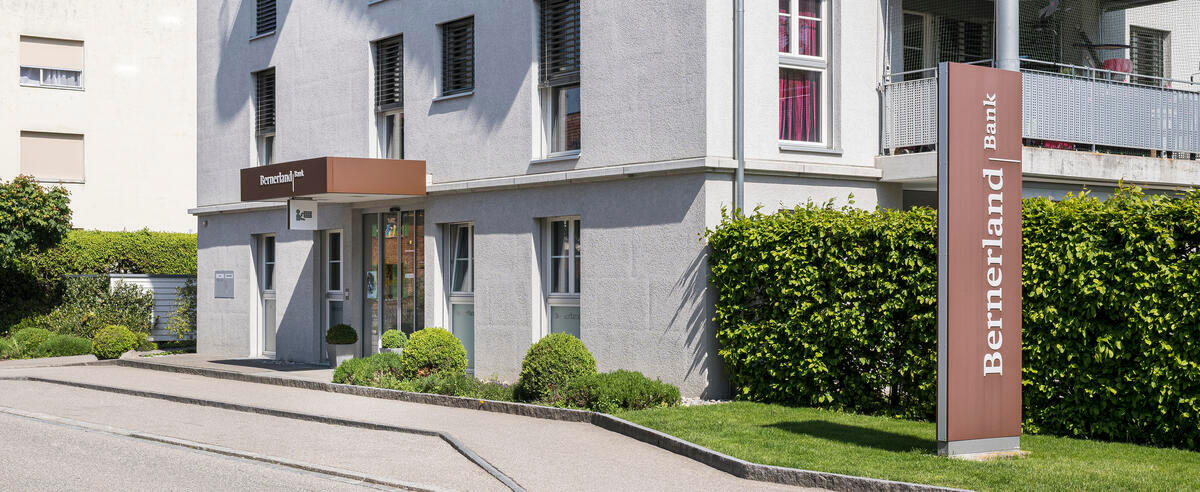 Die Bernerland Bank ist mit neun Filialen im Emmental und Oberaargau vertreten. An weiteren sechs Standorten betreibt sie Bancomate. Der Hauptsitz der Bernerland Bank befindet sich in Sumiswald. 