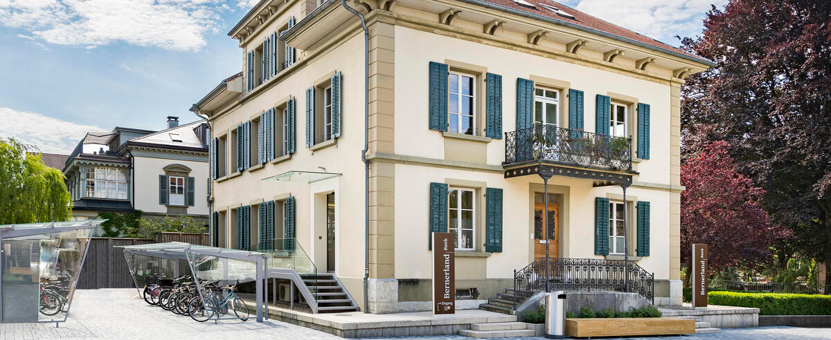 Die Bernerland Bank ist mit neun Filialen im Emmental und Oberaargau vertreten. An weiteren sechs Standorten betreibt sie Bancomate. Der Hauptsitz der Bernerland Bank befindet sich in Sumiswald. 