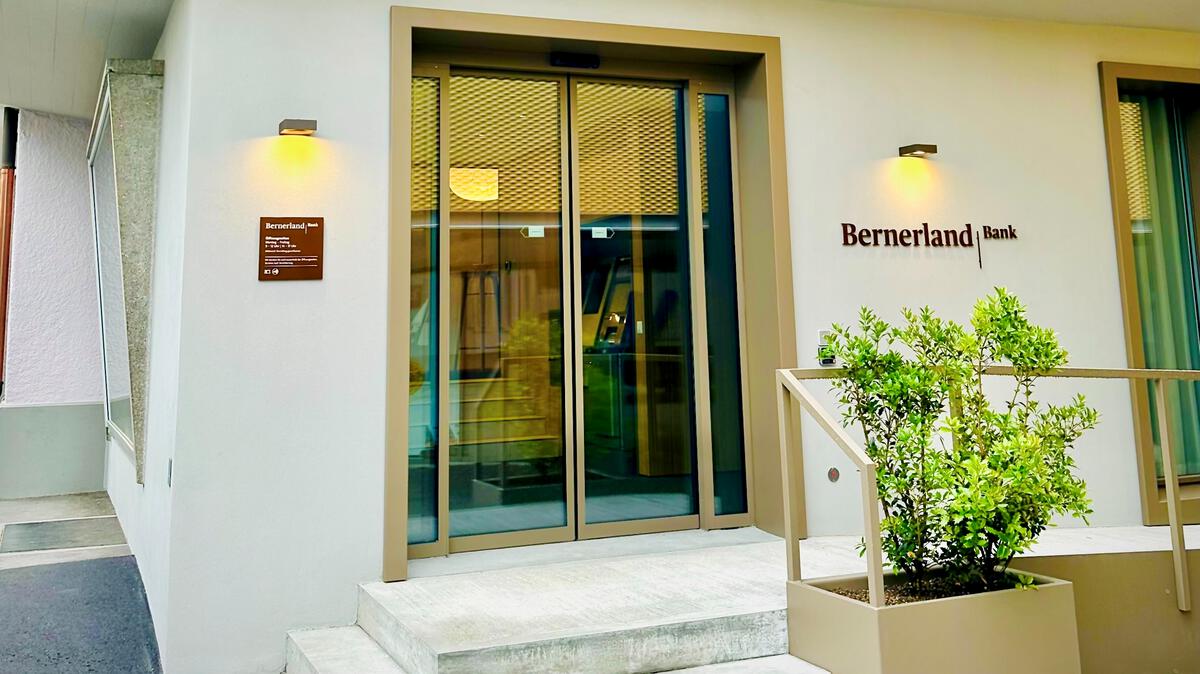 Die Bernerland Bank ist mit neun Filialen im Emmental und Oberaargau vertreten. An weiteren sechs Standorten betreibt sie Bancomate. Der Hauptsitz der Bernerland Bank befindet sich in Sumiswald. 