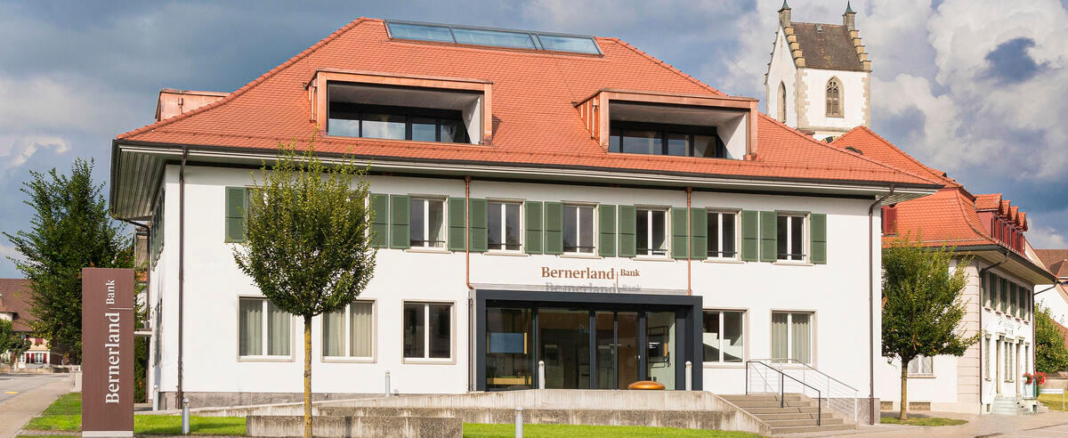 Die Bernerland Bank ist mit neun Filialen im Emmental und Oberaargau vertreten. An weiteren sechs Standorten betreibt sie Bancomate. Der Hauptsitz der Bernerland Bank befindet sich in Sumiswald. 