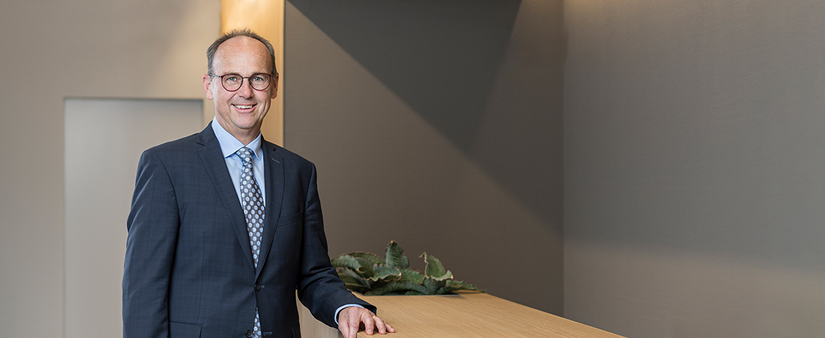 An der Medienkonferenz in Sumiswald gaben die Verantwortlichen der Bernerland Bank den Rücktritt von Geschäftsführer Peter Ritter aus dem operativen Geschäft bekannt. Er will der Regionalbank weiterhin als Verwaltungsratsmitglied erhalten bleiben. Seine Nachfolge tritt Michael Elsaesser aus Kirchberg an. Der Führungswechsel ist für Juli 2020 geplant.